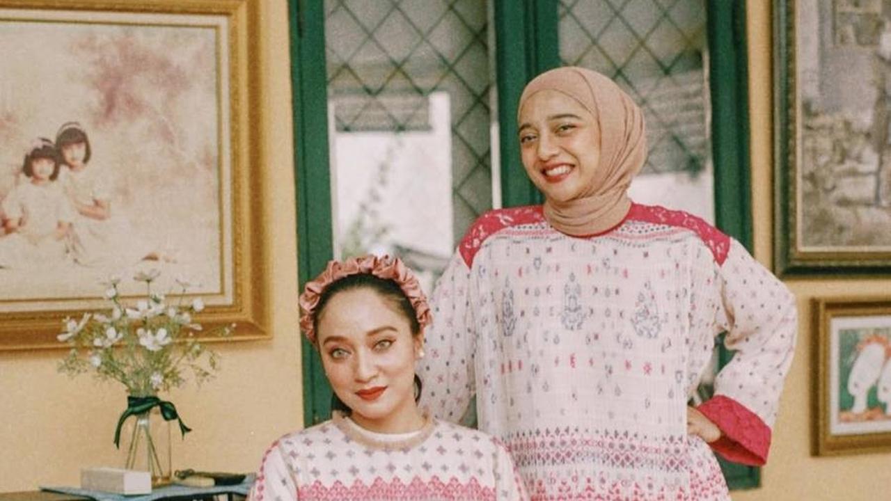 Saat sang ibu meninggal dunia, Bella dan Chiki menjadi salah satu pihak yang paling terpukul, merasakan kehilangan yang mendalam.<br><br>