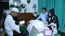 Semasa hidupnya, suami Memes, Adie MS mengaku menyimpan banyak kenangan bersama dengan almarhum. Bahkan, yang membekas hingga kini adalah saat masih pacaran. (Adrian Putra/Bintang.com)