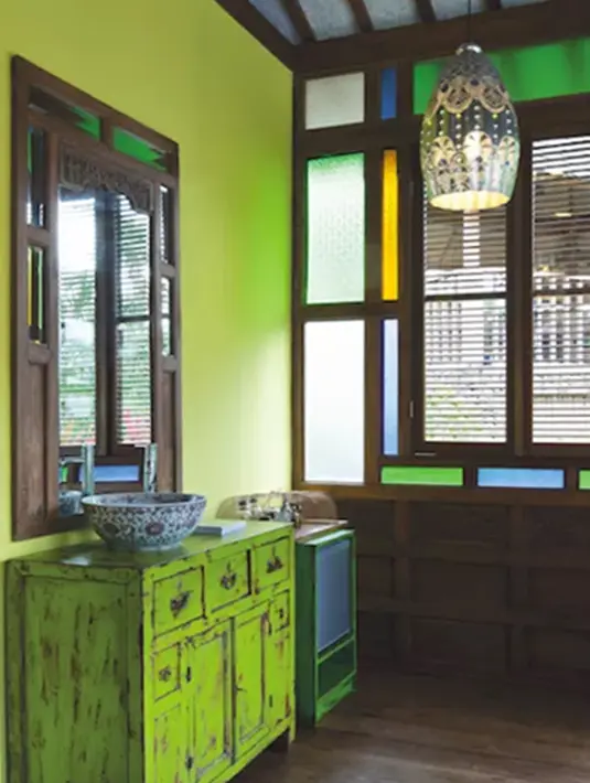 Aplikasi warna 'pop' hijau terang pada furnitur tradisional memberikan kesan modern yang unik. (James Walting/Property Report)