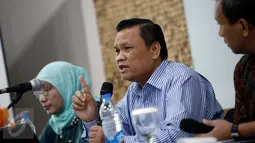 Dr. Emrus Corner memberikan paparan saat diskusi hasil survei Emrus Corner di Jakarta, Minggu (13/3/2016). Dari 400 responden yang diteliti, sebanyak 46,25 persen responden perempuan akan memilih Ahok. (Liputan6.com/Faizal Fanani)