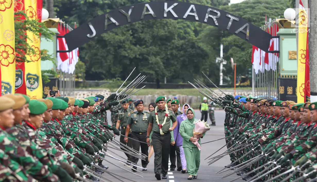 Pangdam Jaya/Jayakarta yang baru, Mayjen TNI Eko Margiyono (tengah) memasuki Makodam Jaya, Jakarta, Kamis (31/1). Mayjen TNI Eko Margiyono menggantikan posisi Mayjen TNI Joni Supriyanto akan dilantik menjadi Kasum TNI. (Liputan6.com/Helmi Fithriansyah)
