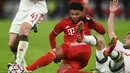 Gelandang Bayern Munchen, Serge Gnabry, berebut bola dengan bek Lokomotiv Moscow, Slobodan Rajkovic, pada laga Grup A Liga Champions di Allianz Arena, Kamis (10/12/2020) dini hari WIB. Bayern Munchen menang 2-0 atas Lokomotiv Moscow. (AFP/Christof Stache)