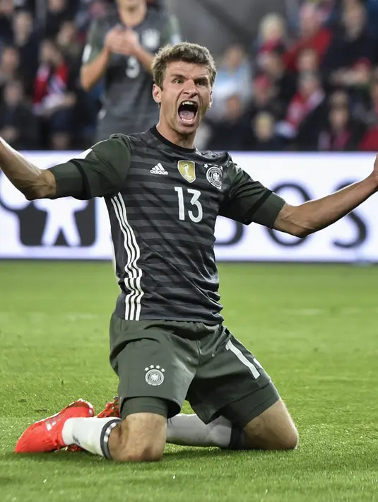 Pemain Jerman,Thomas Muller, merayakan golnya ke gawang Norwegia pada laga Grup C Kualifikasi Piala Dunia 2018 di Stadion Ullevaal, Oslo, Norwegia, (5/9/2016) dini hari WIB. Jerman menang 3-0. (AFP/John Macdougall)