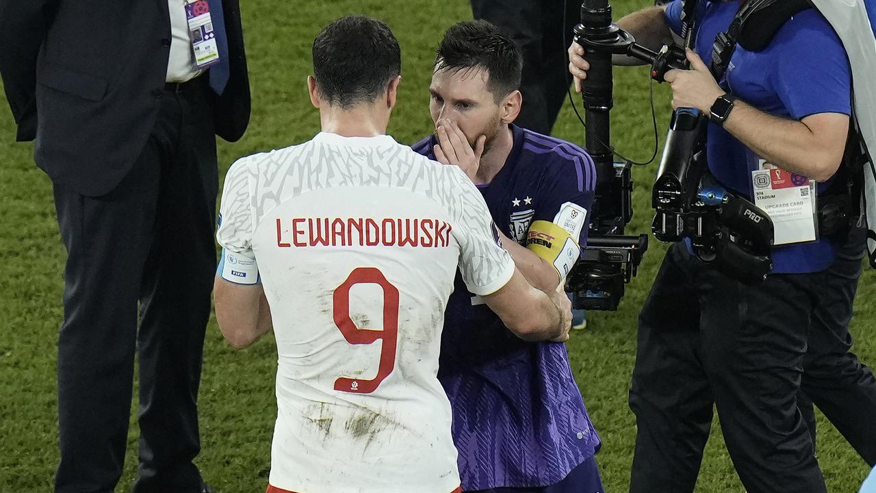 Foto: Momen Bisik-bisik Messi dan Lewandowski yang Jadi Misteri usai Keduanya Lolos ke Babak 16 Besar Piala Dunia 2022