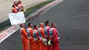 Marshal balapan membawa tulisan JB17 sebagai penghormatan kepada Jules Bianchi. (AFP PHOTO/Ferenc Isza)