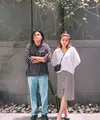 Awkarin dan Gangga Kusuma kerap bergaya kompak, seperti tampilannya mengenakan tartan. Meskipun sederhana namun keduanya terlihat sangat gaya. (Foto: Instagram/ Awkarin)