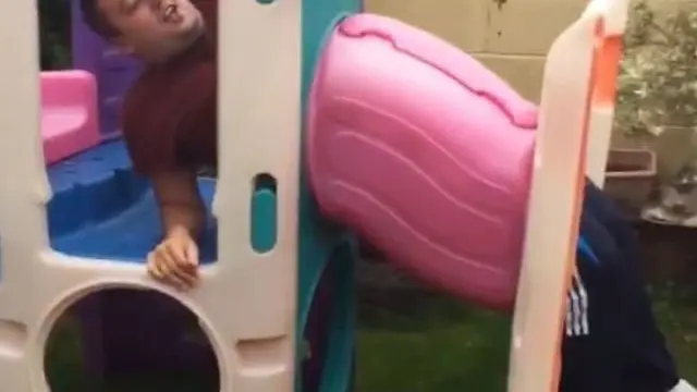 10 Potret Absurd Orang Dewasa Tersangkut di Tempat Bermain Anak Ini Kocak