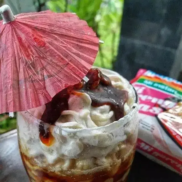 6 Potret Hiasan Minuman di Pinggiran Gelas Ini Nyeleneh, Jadi Gagal Estetik