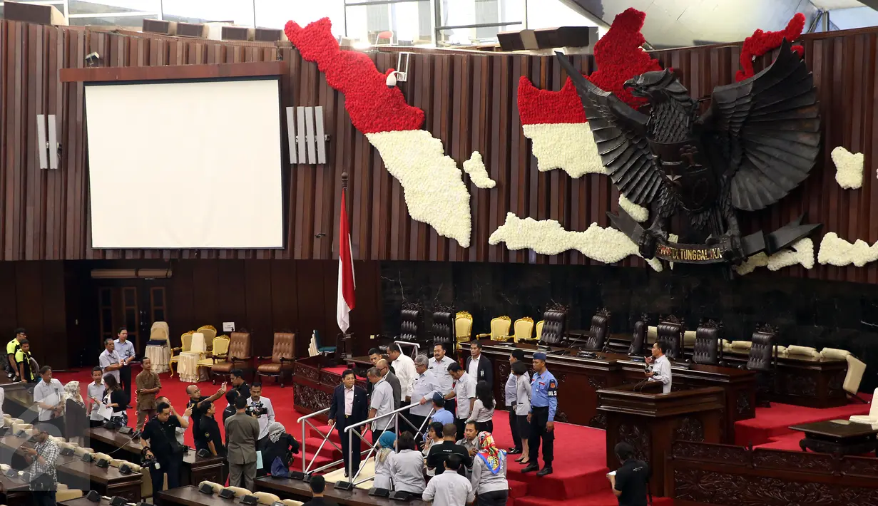 Ketua DPR Setya Novanto mengecek kesiapan ruang rapat Paripurna I di Gedung Kura-Kura, Kompleks Parlemen, Jakarta, Senin (27/2). Ruang ini rencananya akan di pakai untuk menyambut kedatangan Raja Salman bin Abdulaziz al-Saud. (Liputan6.com/Johan Tallo)