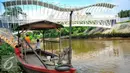 Sejumlah anak  bermain di atas perahu eretan yang kini tidak beroperasi lagi, Jakarta, Kamis (28/4/2016). Kehadiran JPO di atas sungai Ciliwung mempermudah warga untuk menyeberang dan meninggalkan transportasi perahu eretan. (Liputan6.com/Yoppy Renato)