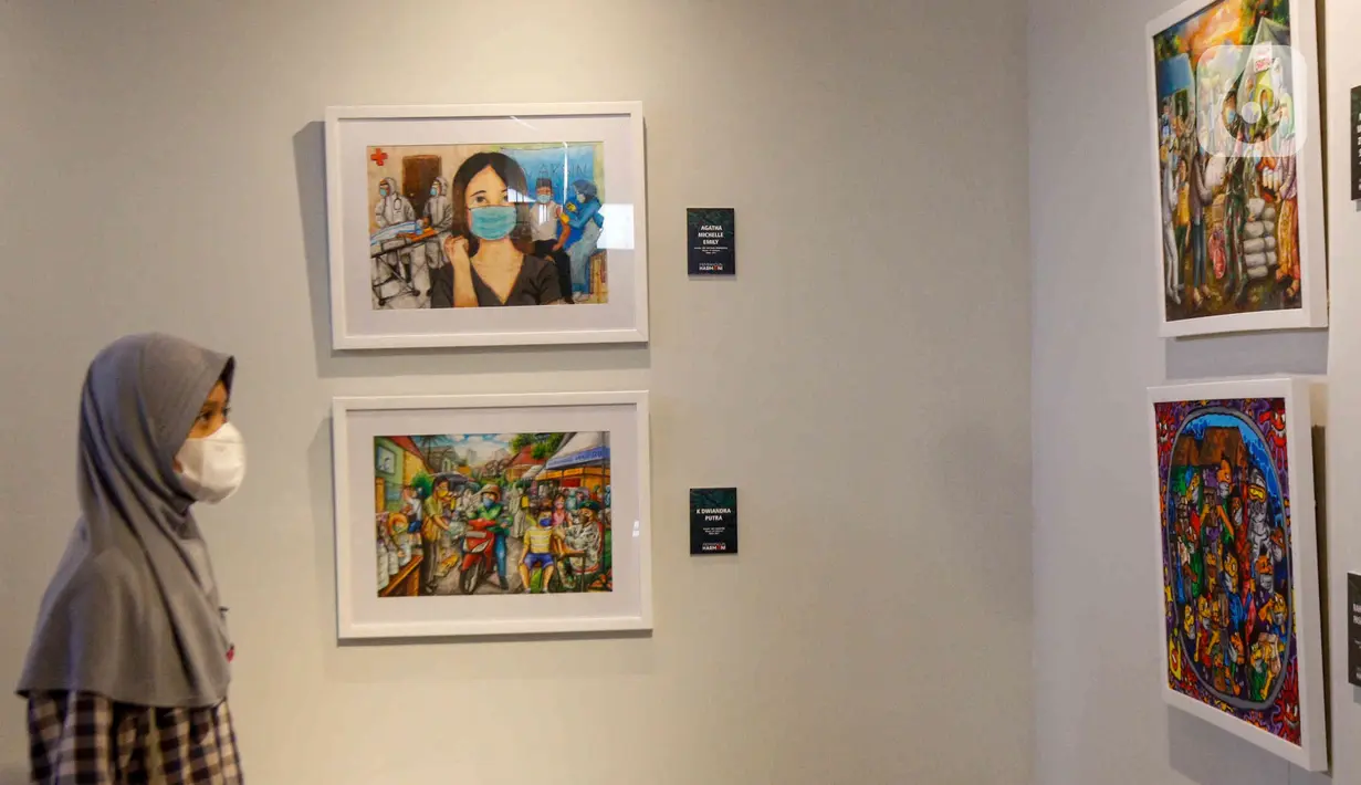 Pengunjung menyaksikan karya lukis yang bertajuk 'Membangun Harmoni' di Museum Basoeki Abdullah, Jakarta, Sabtu (18/12/2021). 'Membangun Harmoni' tersebut merupakan hasil karya lomba dari pelajar di tingkat SD, SMP, hingga SMA. (Liputan6.com/Herman Zakharia)