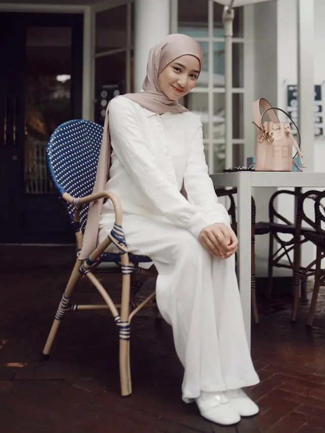Inspirasi outfit untuk kuliah ala Ansellma Putri