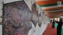 Pengunjung saat melihat koleksi layang-layang yang dipamerkan dalam India-Indonesia Kite Exhibition di Lapangan Monas, Jakarta, Rabu (30/5). Pameran layang-layang ini bertemakan "Ramayana". (Merdeka.com/Iqbal S. Nugroho)