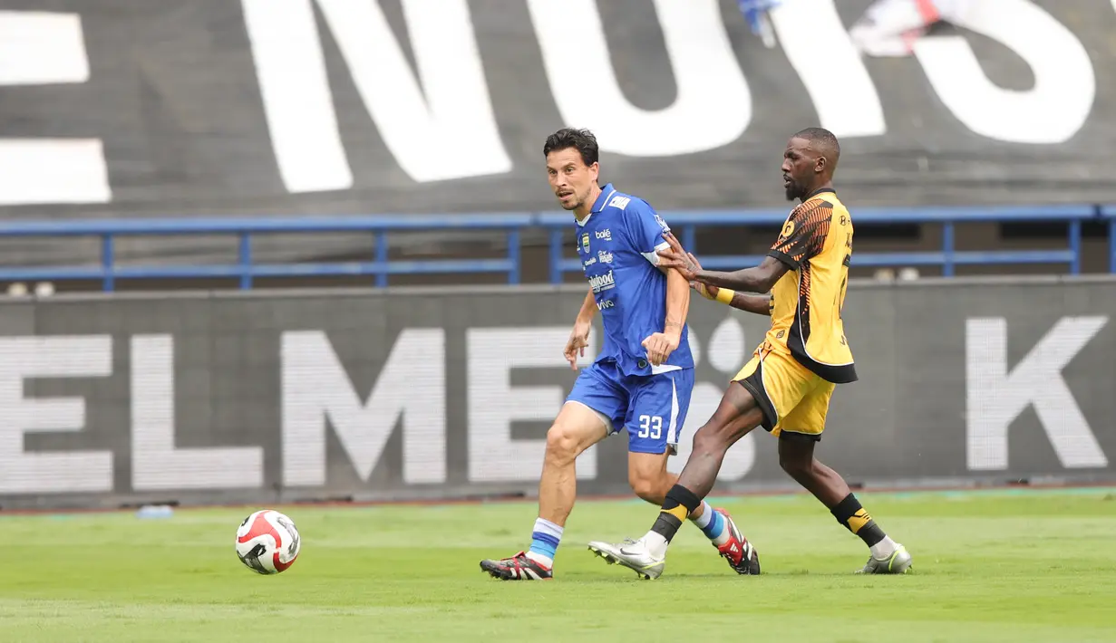 Namun, permainan Persija praktis menurun setelah Bruno Tubarao dikartu merah di menit ke-53. Tampak dalam foto, gelandang serang Persib, Thom Jan Marinus Haye berebut bola dengan pemain Persib saat pertandingan pekan ke-17 BRI Super League 2025/2026 di Stadion Gelora Bandung Lautan Api (GBLA), Bandung, Jawa Barat, Minggu 11 Januari 2026. (Bola.com/Abdul Aziz)