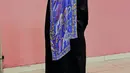 Foto tampak belakang, Sivia tampil dengan kerudung panjang warna biru bercorak dipadukan abaya hitamnya. [@siviazizah]