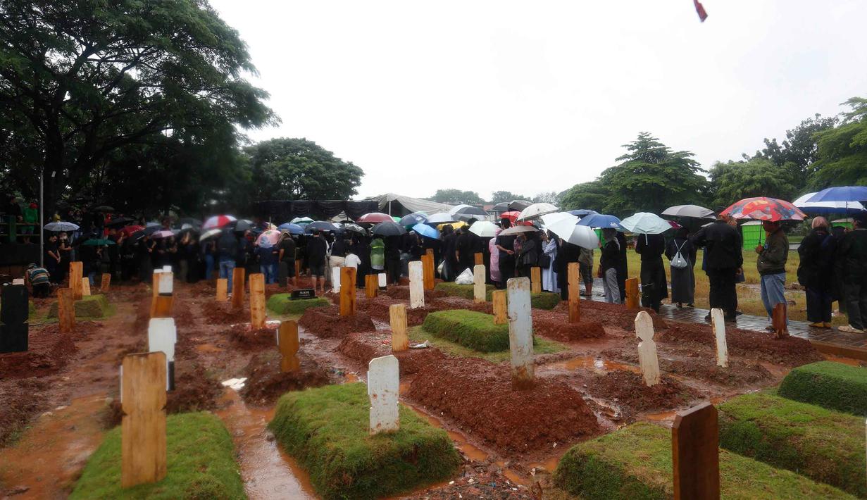 Suasana pemakaman Oxavia Aldiano atau lebih dikenal dengan nama Vidi Aldiano di Tempat Pemakaman Umum (TPU) Tanah Kusir, Jakarta, Minggu (8/3/2026). (Kapanlagi.com/Budy Santoso)
