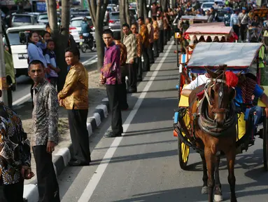 Sejumlah pengemudi andong mengikuti geladi resik kirab ngunduh mantu Kahiyang-Bobby di Medan, Rabu (22/11). Dalam kirab ngunduh mantu Kahiyang-Bobby, setidaknya akan melibatkan 15 andong. (Liputan6.com/Johan Tallo)