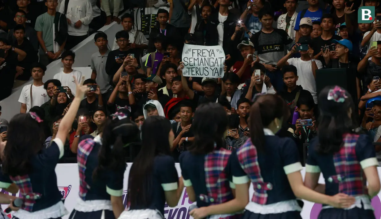 Fans JKT48 membawa sebuah poster yang ditujukan bagi idolanya saat tampil di acara puncak Grand Final AXIS Nation Cup 2023 yang berlangsung di Istora Senayan, Jakarta, Minggu (15/10/2023). (Bola.com/M Iqbal Ichsan)