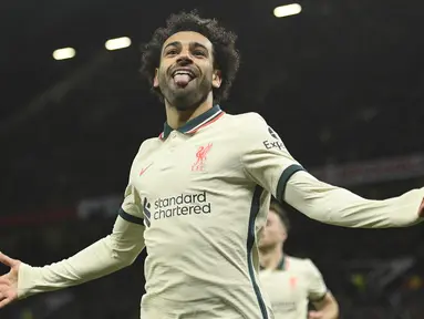 Tiga dari lima gol Liverpool ke gawang Manchester United pada pekan lalu (24/10/2021), membawa Mohamed Salah tercatat sebagai pencetak hattrick terbaru di Liga Inggris musim ini. Selain itu, ia juga berhasil menjadi pemain kedua Liverpool yang mampu melakukan trigol di Old Trafford. (AFP/Oli Scarff)