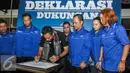 Cagub DKI Jakarta, Agus Harimurti Yudhoyono menandatangani deklarasi dukungan BATAS, Jakarta, Minggu (16/10). BATAS mengaku siap memenangkan Agus-Sylvi dalam Pilkada DKI 2017. (Liputan6.com/Yoppy Renato)