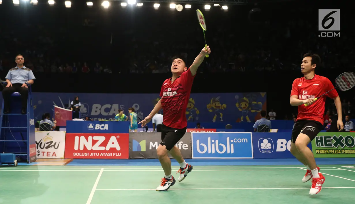 Ganda Putra, Hendra Setiawan dan Boon Heong Taan mengembalikan kok ke arah Hiroyuki Endo/Yuta Watanabe di 32 besar Indonesia Open 2017 di Jakarta, Rabu (14/6). Hendra Setiawan/Boon Heong Taan unggul 10-21, 26-24, 23-21. (Liputan6.com/Helmi Fithriansyah)