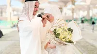 Usai Resmi Menikah, Zumi Zola dan Putri Zulhas Rasakan Suasana Khidmat dan Sakral di Depan Masjid Nabawi