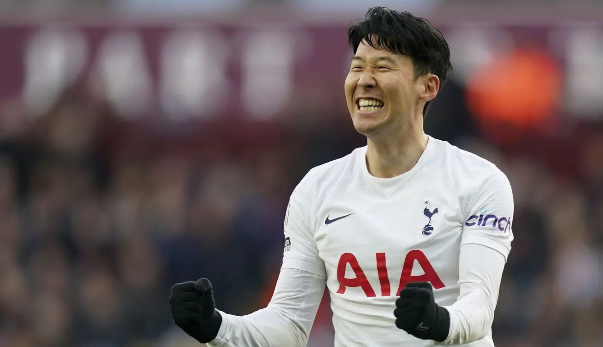 Tottenham Hotspur berhasil memperkokoh tempatnya di posisi keempat klasemen Liga Inggris usai mengalahkan Aston Villa 4-0. Kemenangan tersebut tak lepas dari aksi gemilang pemain Korea Selatan mereka, Son Heung-Min. (PA via AP/Barrington Coombs)