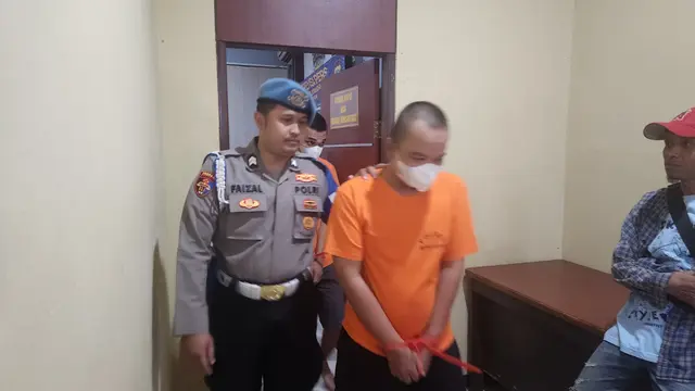 Tersangka pengedar narkoba saat diamankan di Polsek Bojongsari, Depok, Jawa Barat.