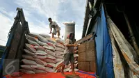Pekerja memanggul karung Beras dari truk di pasar induk Cipinang, Jakarta, Selasa (27/12). Menteri Perdagangan (Mendag) Enggartiasto Lukita mengatakan, stok kebutuhan pokok pangan hingga akhir tahun akan cukup. (Liputan6.com/Angga Yuniar)
