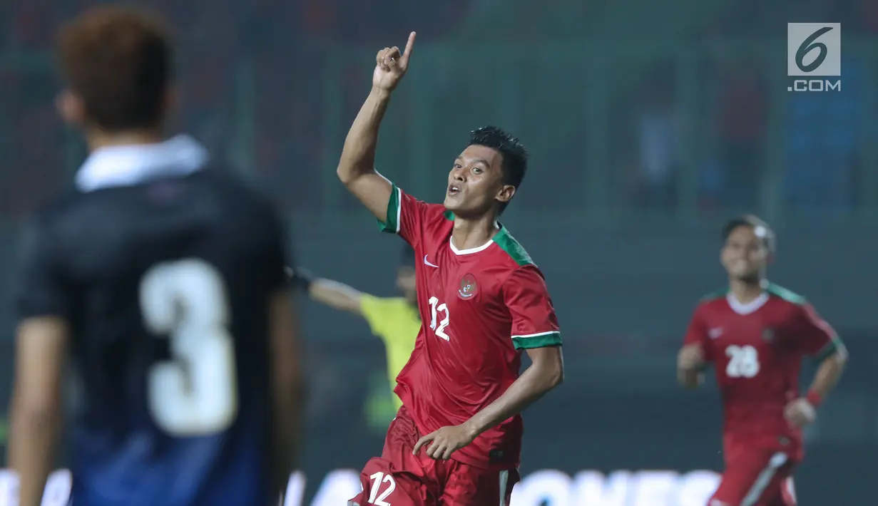 Pemain depan Timnas Indonesia, Lerby Elyandry (tengah) merayakan gol ke gawang Kamboja pada laga persahabatan di Stadion Patriot Candrabhaga, Bekasi, Rabu (4/10). Timnas Indonesia menang 3-1 atas Kamboja. (Liputan6.com/Helmi Fithriansyah)