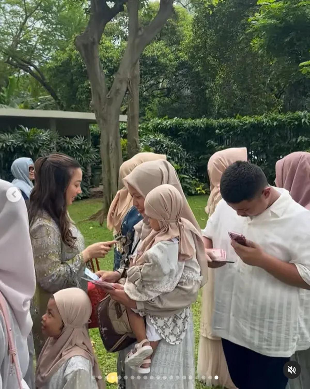 6 Potret Keluarga Nikita Willy Bagi-Bagi THR Lebaran, Sudah Jadi Tradisi Setiap Tahun