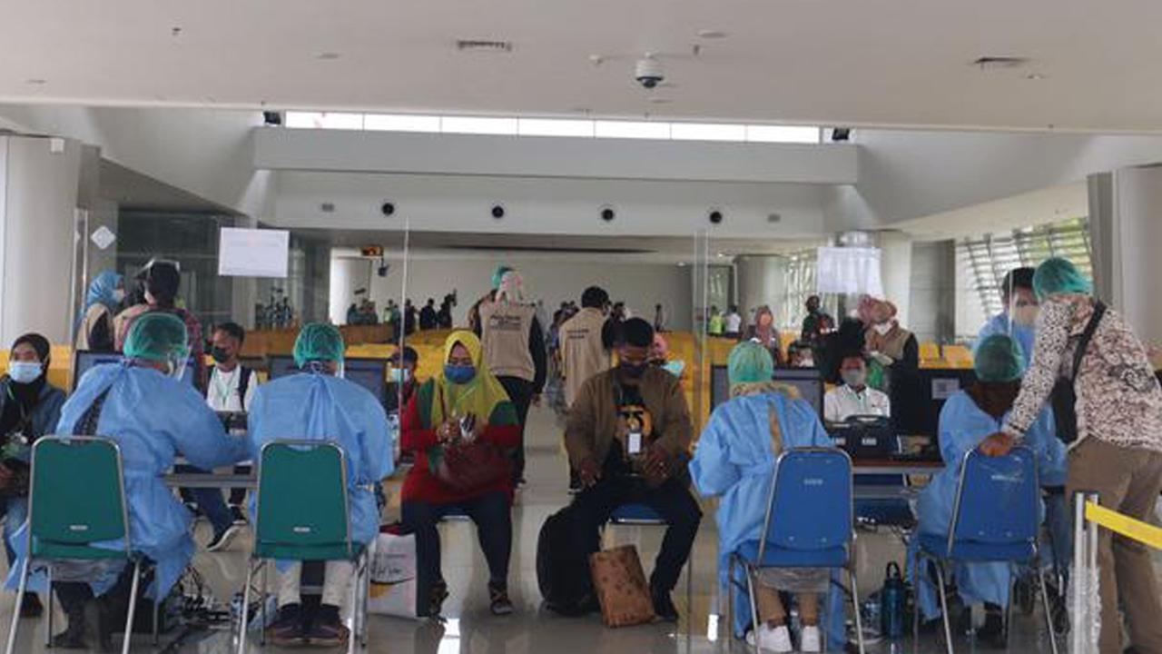 Banner Infografis Masa Karantina WNI dan WNA Berkurang Jadi 3 Hari. (Liputan6.com/Trieyasni)