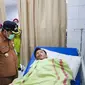 Penjabat (Pj) Wali Kota Tangerang Dr Nurdin mengunjungi korban keracunan gas di Kelurahan Koang Jaya, Karawaci, Tangerang, Selasa (6/5/2024). (Liputan6.com/Pramita Tristiawati).