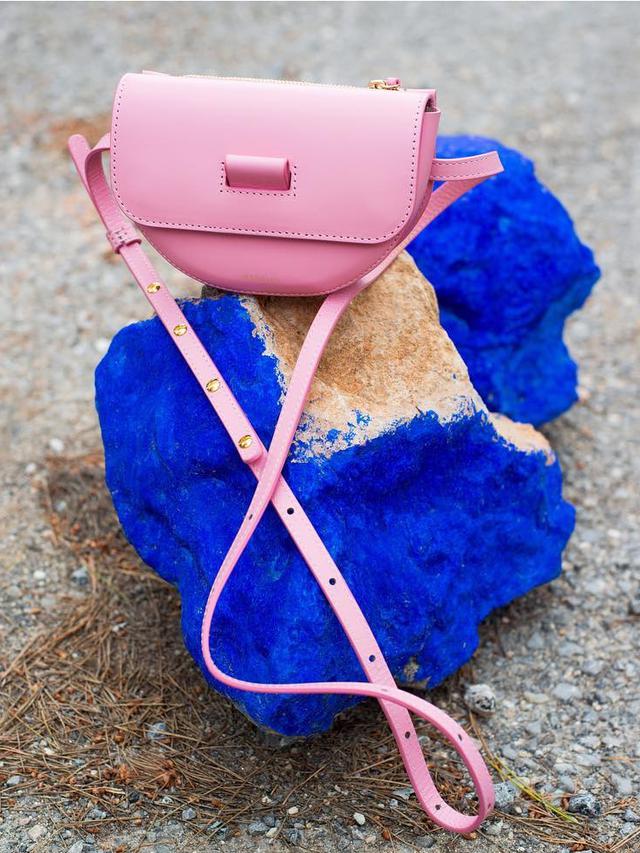 Editor’s Pick: Tas Pinggang Mini dari Wandler Favorit Bintang Street Style