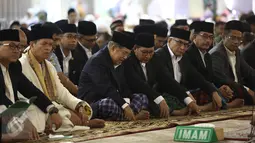 Wapres Jusuf Kalla dan Menteri Agama Lukman Hakim Saifuddin berbincang sebelum mengikuti salat Idul Fitri di Masjid Istiqlal, Jakarta, Rabu (6/7). Sejumlah menteri juga terlihat mengikuti salat di masjid tersebut. (Liputan6.com/Faizal Fanani)