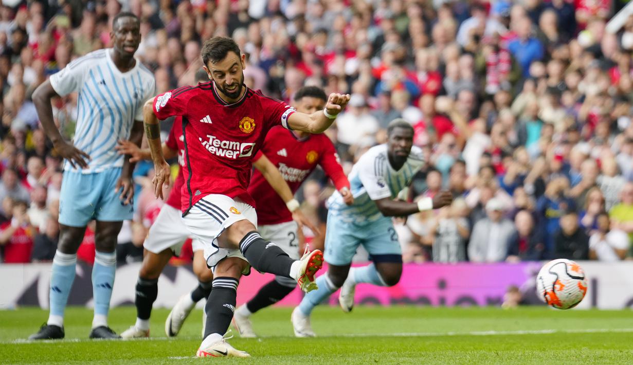 Pemain MU, Bruno Fernandes (dua kiri), menendang bola dari titik penalti yang membuahkan gol dalam pertandingan pekan ketiga Liga Inggris 2023/2024 melawan Nottingham Forrest yang berlangsung di Old Trafford, Manchester, Inggris, Sabtu (26/8/2023). (AP Photo/Jon Super)