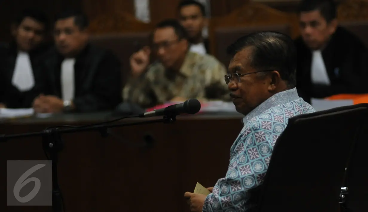 Wapres Jusuf Kalla menjadi saksi persidangan kasus dugaan korupsi Dana Operasional Menteri di Pengadilan Tipikor, Jakarta, (14/1). Jusuf Kalla menyatakan penggunaan DOM adalah hak menteri sehingga dapat digunakan para menteri. (Liputan6.com/Helmi Afandi)
