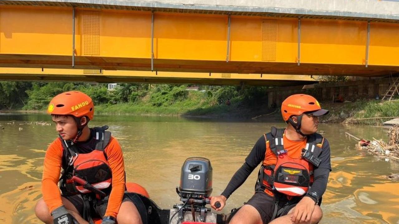 Basarnas Intensifkan Pencarian Pemancing Kali Bekasi yang Terseret Arus