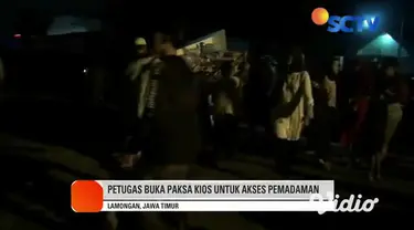 Kebakaran yang menghanguskan sejumlah kios di wilayah Banaran, tepatnya di tepi Jalan Raya Babat, Lamongan, Jawa Timur pada Kamis malam (14/4). Diduga munculnya api berasal dari tabung gas kios makan dan langsung menjalar ke kios sekitarnya.