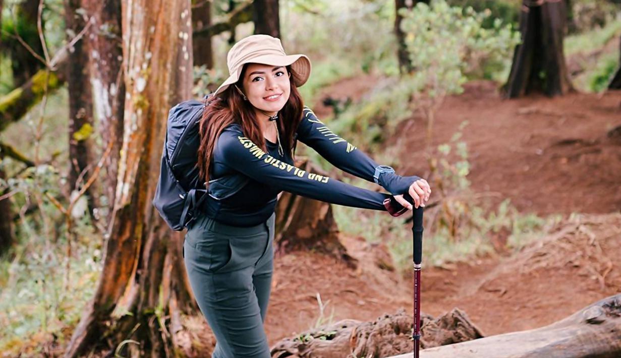 Kakak dari DJ Freya ini banyak membagikan momen serunya saat mendaki Gunung Prau dalam media sosial Instagramnya. Bahkan tidak sedikit yang memuji penampilannya yang menawan meski tengah mendaki gunung. Padahal hawa yang dingin serta teriknya matahari biasanya membuat kulit pucat bahkan kadang-kadang terbakar.(Liputan6.com/IG/@dj_yasmin)