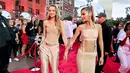 Duo bersaudari Gigi Hadid dan Bella Hadid memeriahkan acara MTV Video Music Awards 2019 di Prudential Center, Newark, New Jersey, Senin (26/8/2019). Kehadiran dua model cantik ini sangat mencuri perhatian di karpet merah. (Stawiarz/Getty Images for MTV/AFP)