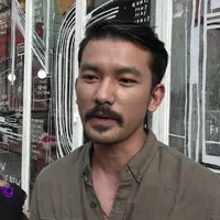 Sebagai pekerja seni, Rio Dewanto butuh uang untuk biaya hidup, namun baginya seorang pekerja seni sejati berkarya bukan semata-mata karena uang.