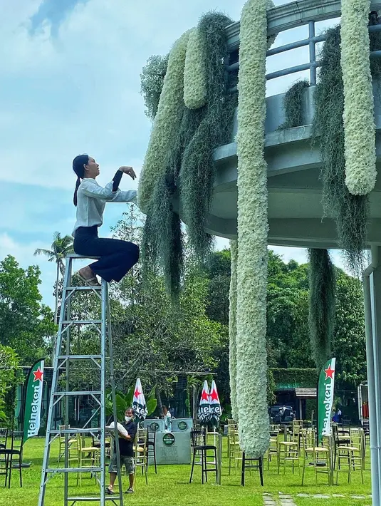 Ornamen bunga putih ini tidak hanya di dalam ruangan, melainkan juga mempercantik area luar [@ekarin_foodandtone]