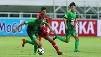  Pemain PS TNI, Elio Bruno (kiri) dikawal ketat M Ilhamul Irhaz (Persiba) di laga Liga 1, di Stadion Patriot, Bekasi, Jumat (6/5/2017). (Liputan6.com/Helmi Fithriansyah)