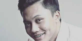   Rizky Febian Ardiansyah Sutisna, atau yang lebih akrab disapa Rizky Febian ini adalah putra dari komedian Sule Sutisna. Rizky kini sukses merajai tangga lagu di Indonesia yang bertajuk Kesempurnaan Cinta. ( via instagram@rizkyfbian/Bintang.com)
