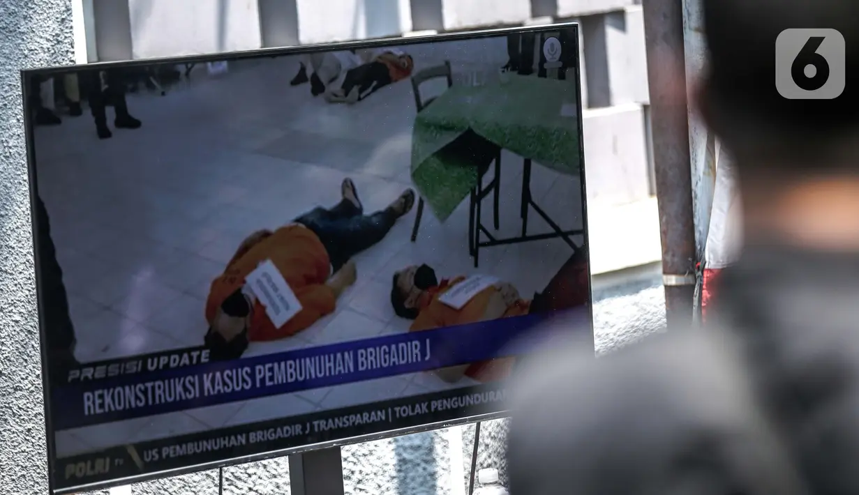 Sebuah layar monitor menayangkan reka adegan saat rekonstruksi kasus dugaan pembunuhan berencana Brigadir J di kawasan Duren Tiga, Jakarta, Selasa (30/8/2022). Polri menyatakan, rekonstruksi kasus pembunuhan berencana Brigadir J alias Nofriansyah Yosua Hutabarat digelar di tiga tempat dengan totalnya ada 78 adegan reka ulang yang akan dilakukan. (Liputan6.com/Faizal Fanani)