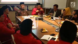 Pertemuan Ketua Umum ICMI, Jimly Asshiddiqie dengan Sekretaris Jenderal DPP PDI Perjuangan Hasto Kristiyanto di kantor ICMI, Jakarta, Rabu (13/12). Hasto mengunjungi kantor ICMI untuk memaparkan program PDIP. (Liputan6.com/Angga Yuniar)