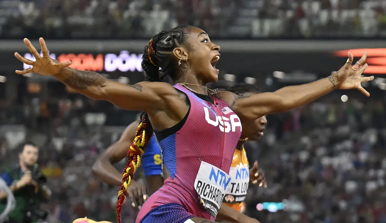 Pelari Amerika Serikat, Sha’Carri Richardson melakukan selebrasi saat melewati garis finis pada final 100 meter putri Kejuaraan Dunia Atletik 2023 di National Athletics Centre, Budapest, Hungaria, pada 22 Augustus 2023. (AP Photo/Denes Erdos)