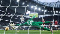 Pemain Tottenham Hotspur, James Maddison, mencetak gol ke gawang Manchester United pada laga pekan ke-25 Liga Inggris di Stadion Tottenham Hotspur, Minggu (16/2/2025). (AFP/Glyn Kirk)