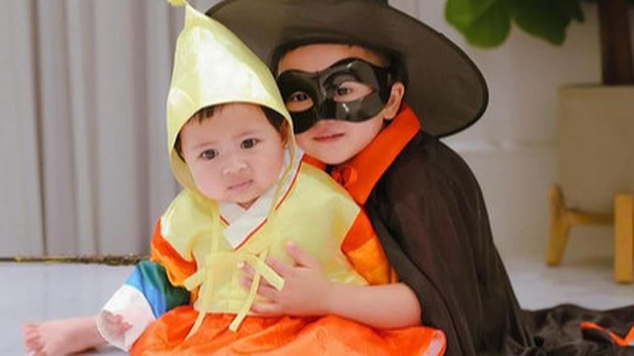 Ramai Disorot, Potret Baby Lily Disebut Tertekan Foto Pakai Hanbok Bareng 'Pesulap' Rayyanza